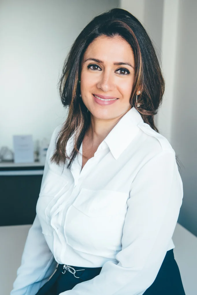 Elodie Toledano dans son lieu de consultation